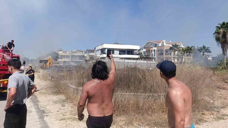 Villaları Tehdit Eden Yangına İlk Müdahale Otel Personeli Ve Müşterinden Geldi