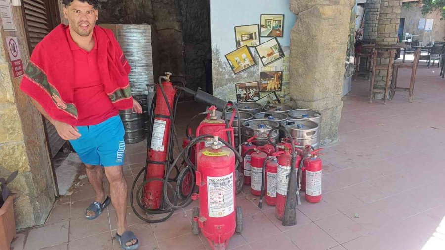 Villaları Tehdit Eden Yangına İlk Müdahale Otel Personeli Ve Müşterinden Geldi