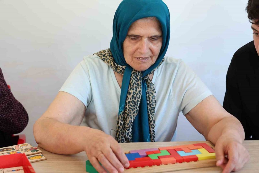 Alzheimer Hastaları Mavi Ev’de Huzur Buluyor