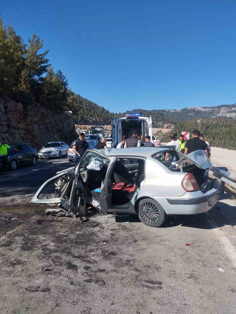 Antalya’da Feci Kaza: 4 Yaralı