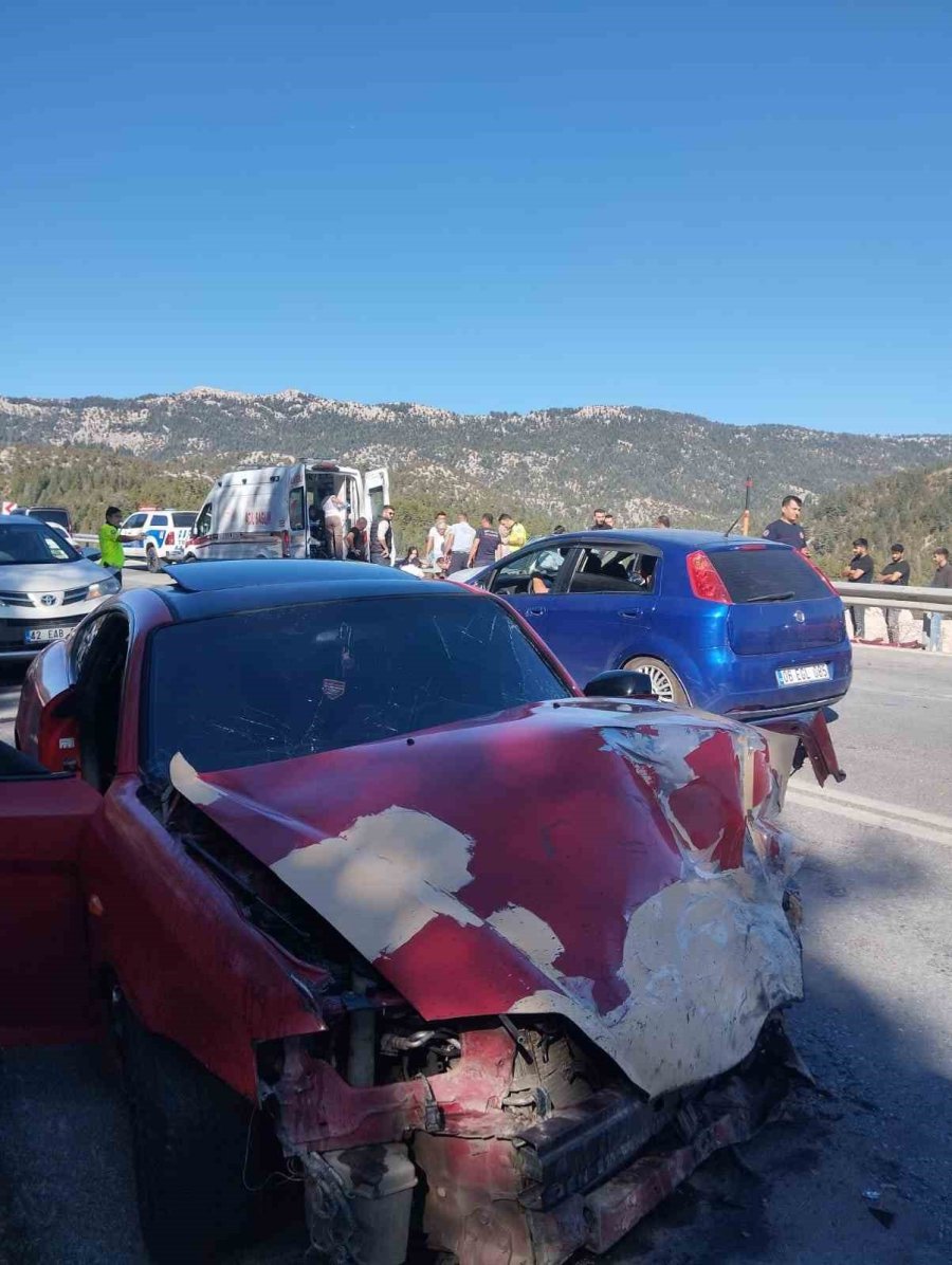 Antalya’da Feci Kaza: 4 Yaralı
