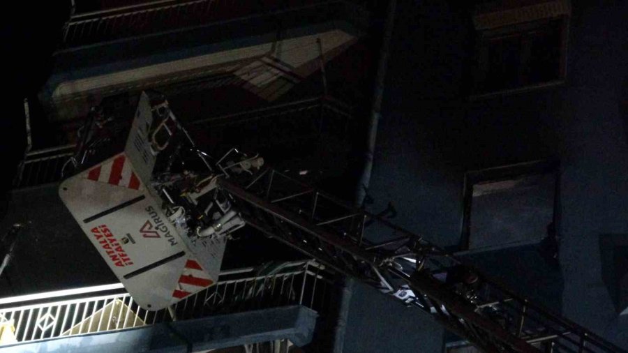 Ocakta Unutulan Yemek 15 Katlı Apartmanı Tahliye Ettirdi