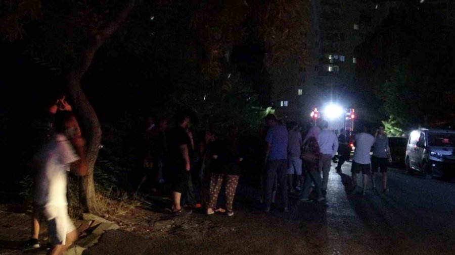 Ocakta Unutulan Yemek 15 Katlı Apartmanı Tahliye Ettirdi