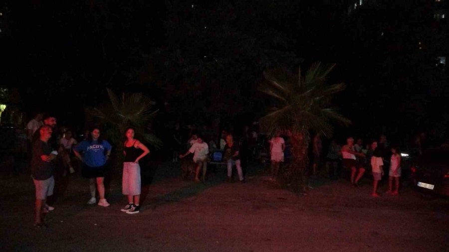 Ocakta Unutulan Yemek 15 Katlı Apartmanı Tahliye Ettirdi