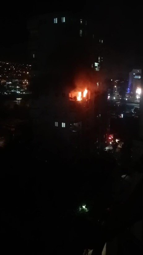 Ocakta Unutulan Yemek 15 Katlı Apartmanı Tahliye Ettirdi