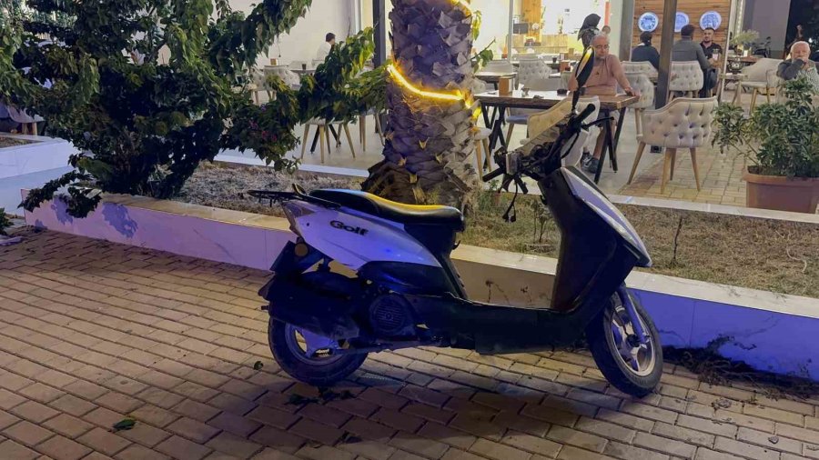 Otomobille Çarpışan Motosiklet Sürücüsü Kaldırıma Savruldu: 1 Yaralı