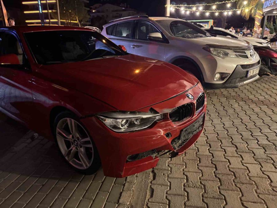 Otomobille Çarpışan Motosiklet Sürücüsü Kaldırıma Savruldu: 1 Yaralı