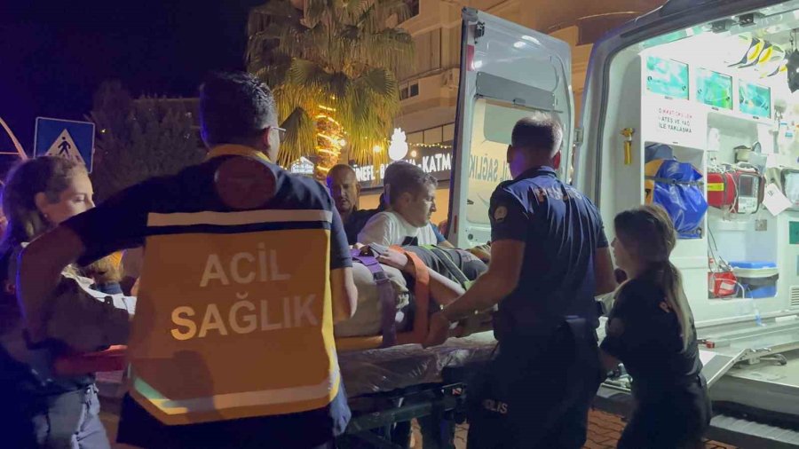 Otomobille Çarpışan Motosiklet Sürücüsü Kaldırıma Savruldu: 1 Yaralı