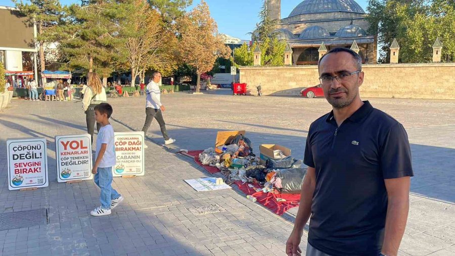 Mesire Alanında Topladığı Çöpleri Farkındalık İçin Şehir Meydanında Sergiledi
