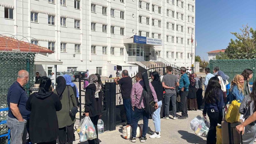 Karaman’da Üniversiteli Öğrencilerin Yurtlara Yerleşmeleri Devam Ediyor