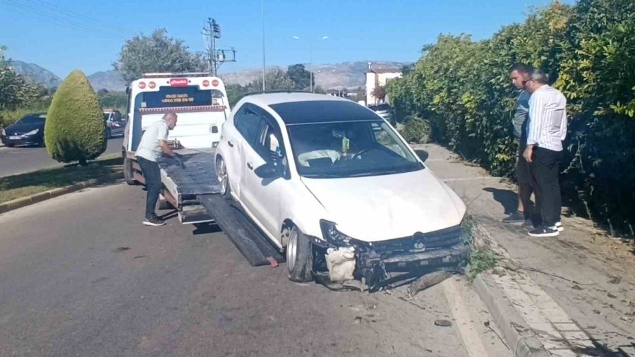 Refüjdeki Ağacı Deviren Otomobil Duvara Çarparak Durabildi: 1 Yaralı