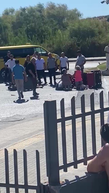 Elektrikli Bisiklete Ticari Taksi Çarptı, 3 Alman Vatandaşı Yaralı