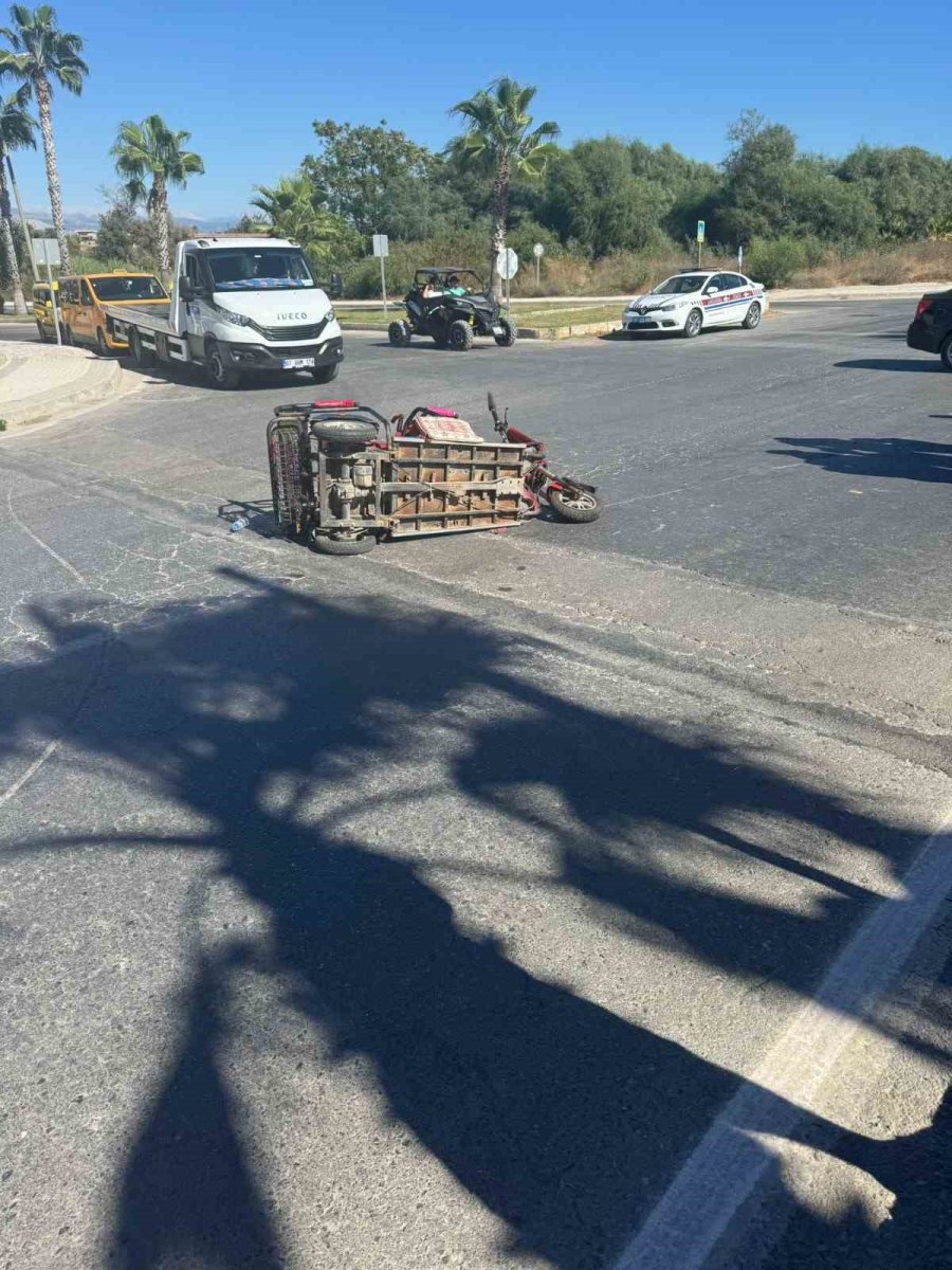 Elektrikli Bisiklete Ticari Taksi Çarptı, 3 Alman Vatandaşı Yaralı