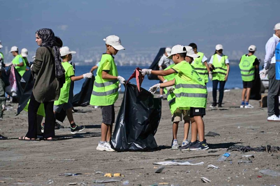 Mersin’de ’dünya Temizlik Günü’nde Sahiller Çöpten Arındı