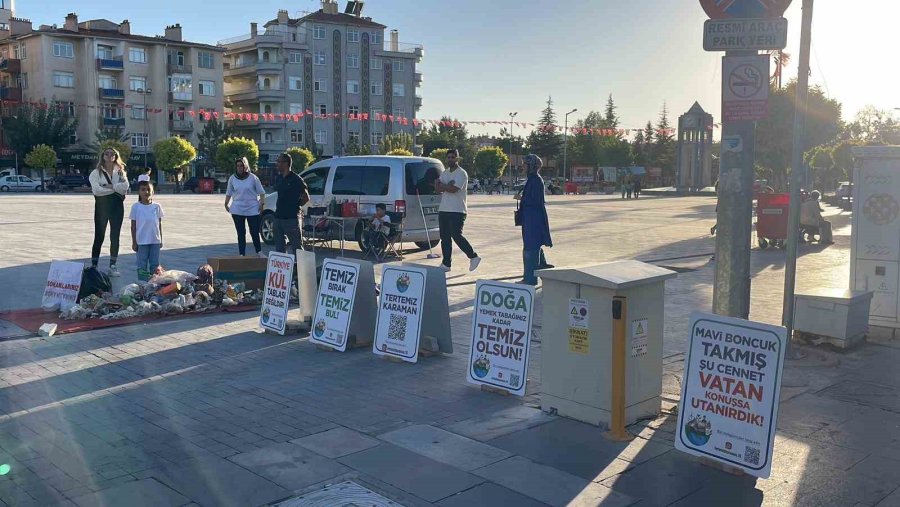 Mesire Alanında Topladığı Çöpleri Farkındalık İçin Şehir Meydanında Sergiledi
