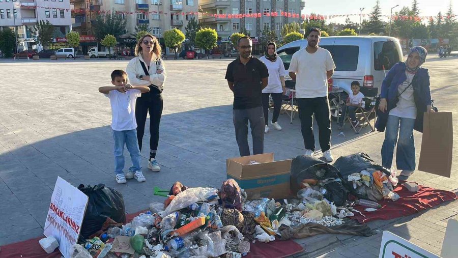Mesire Alanında Topladığı Çöpleri Farkındalık İçin Şehir Meydanında Sergiledi