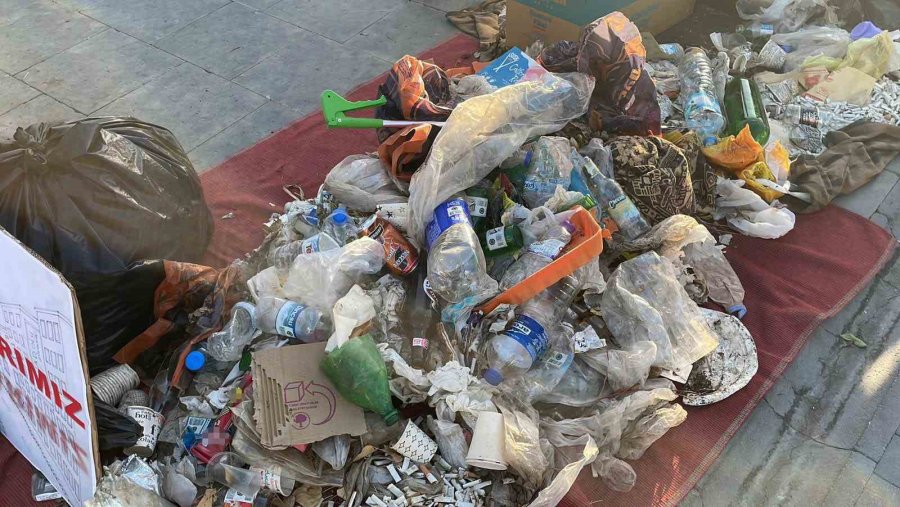 Mesire Alanında Topladığı Çöpleri Farkındalık İçin Şehir Meydanında Sergiledi