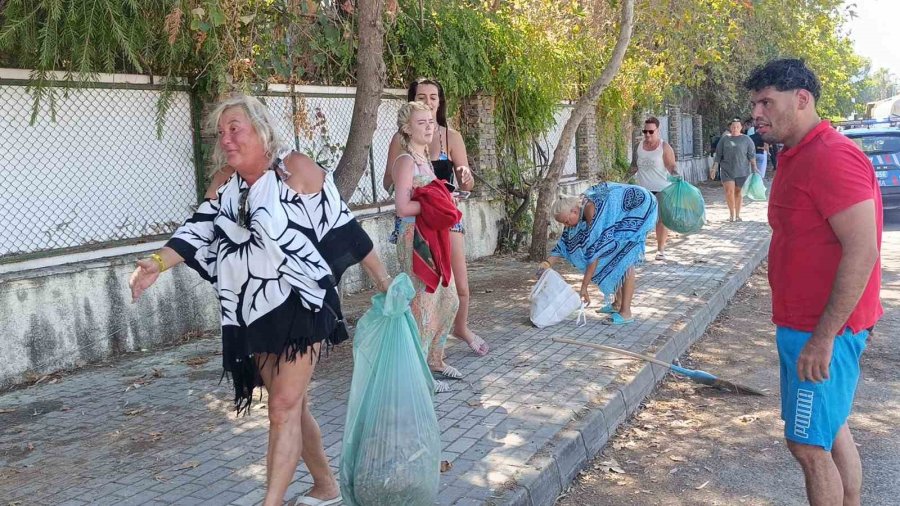 Turistler Yangın Sonrası Otel Çevresindeki Kurumuş Ot Ve Yaprakları Temizledi