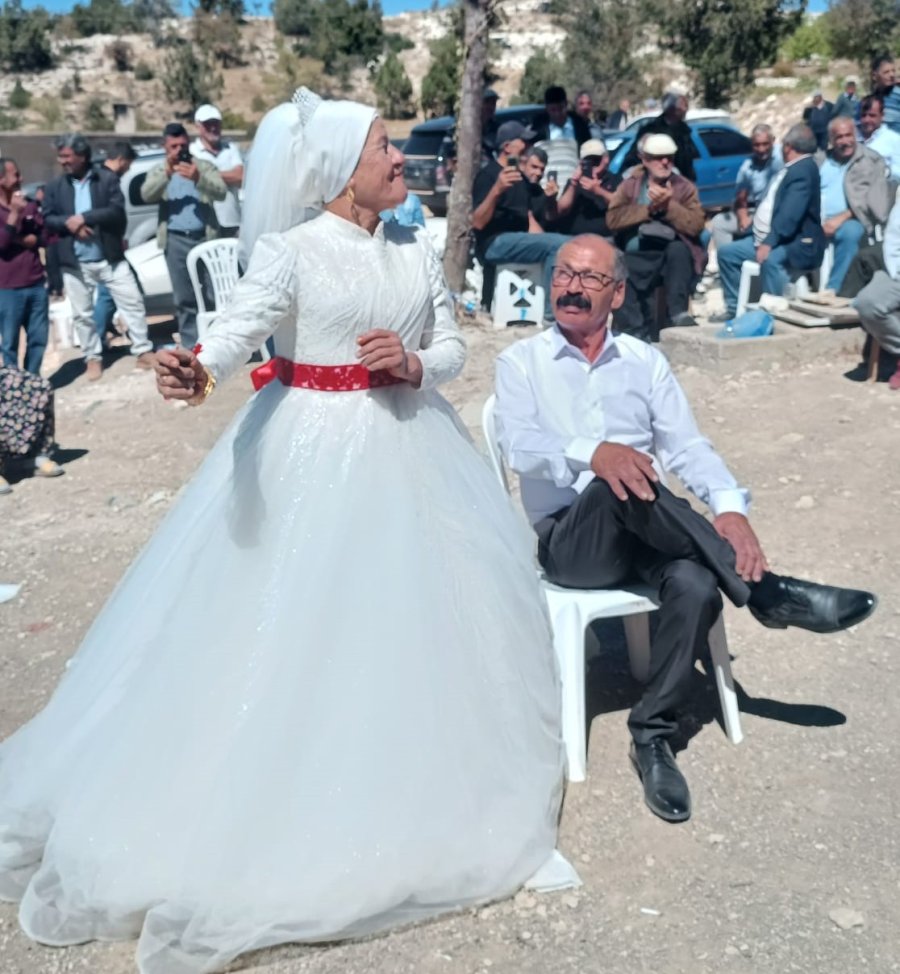 Bitmeyen Aşk: 4 Çocuklu 9 Torunlu Çift, 40 Yıl Sonra Düğün Yaptı