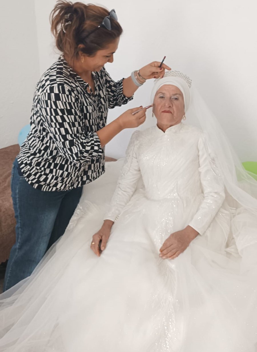 Bitmeyen Aşk: 4 Çocuklu 9 Torunlu Çift, 40 Yıl Sonra Düğün Yaptı