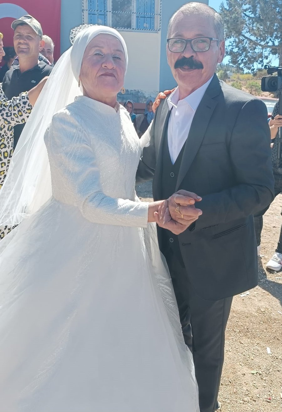 Bitmeyen Aşk: 4 Çocuklu 9 Torunlu Çift, 40 Yıl Sonra Düğün Yaptı