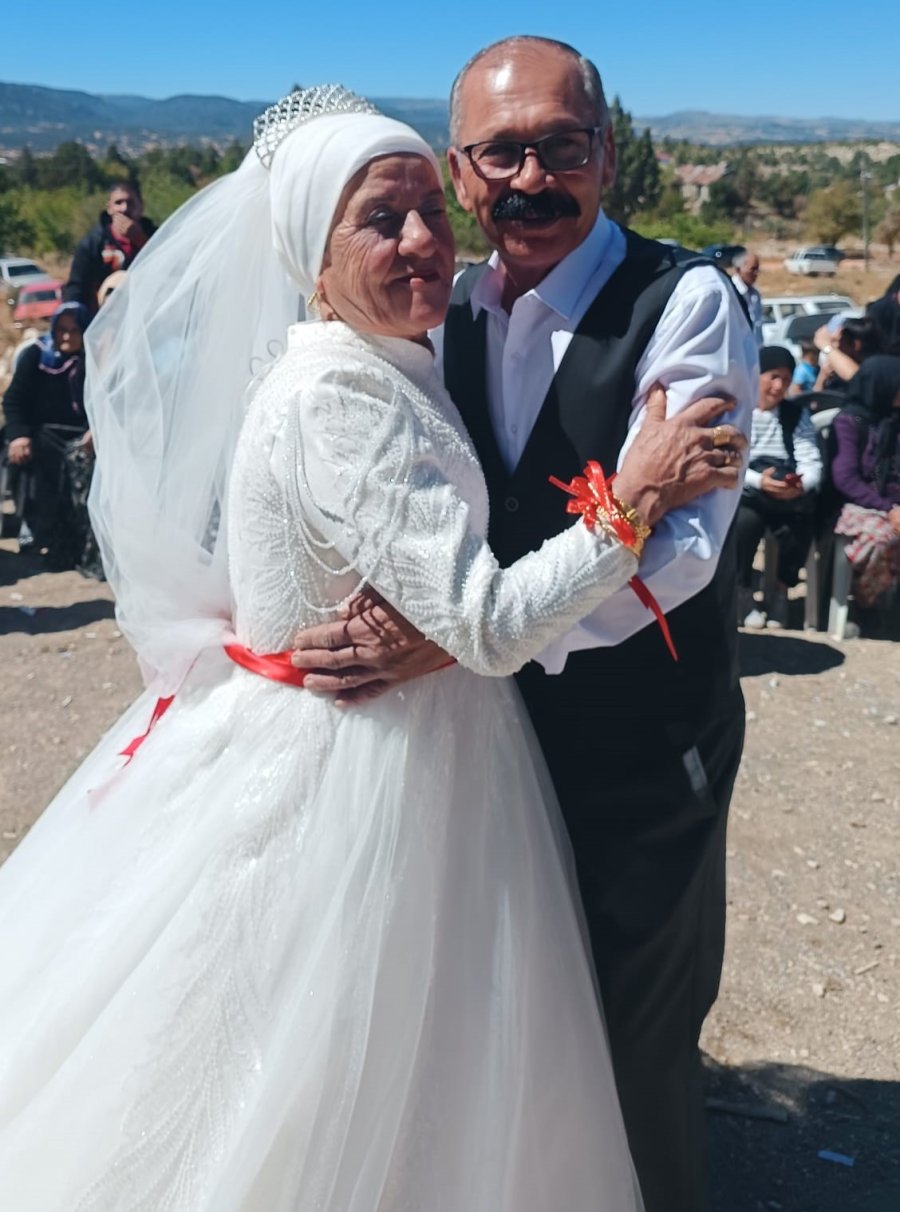 Bitmeyen Aşk: 4 Çocuklu 9 Torunlu Çift, 40 Yıl Sonra Düğün Yaptı