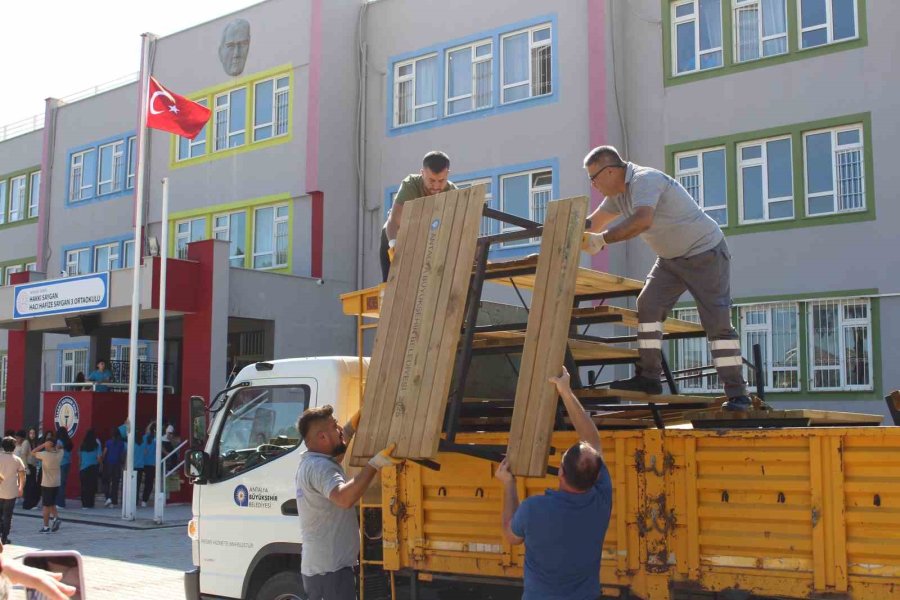 Büyükşehir’den Kurumlara Bank Ve Piknik Masası Desteği