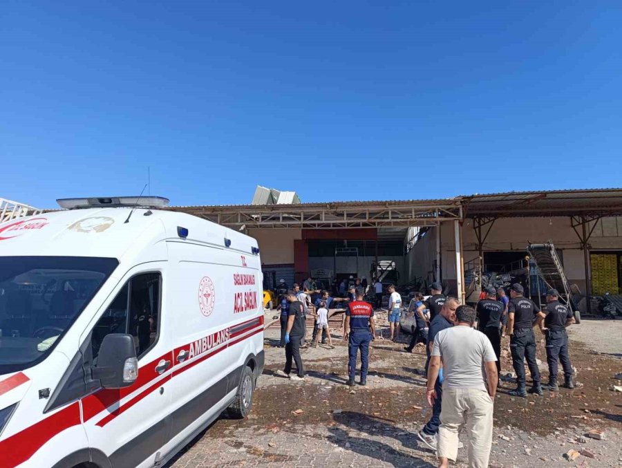 Demre’de Toptancı Halindeki İş Yerinde Patlama Meydana Geldi