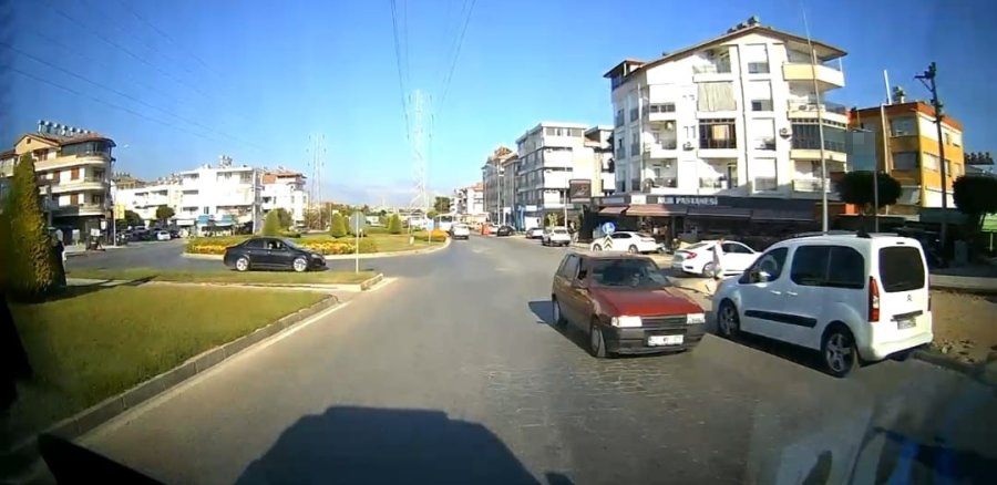 Ambulans Şoförünün Dikkati 1 Dakikada 2 Kazayı Önledi