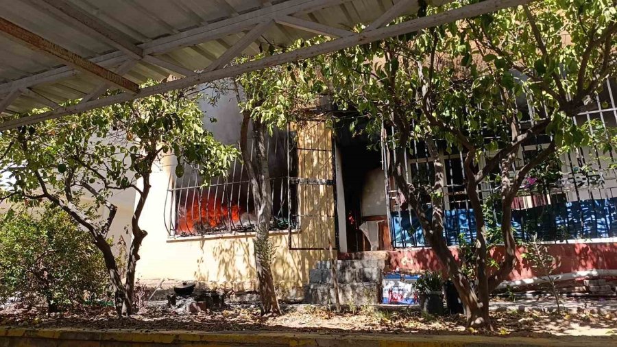 Manavgat’ta 2 Katlı Evde Çıkan Yangın Paniğe Neden Oldu