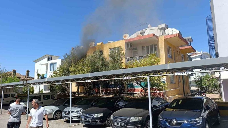 Manavgat’ta 2 Katlı Evde Çıkan Yangın Paniğe Neden Oldu