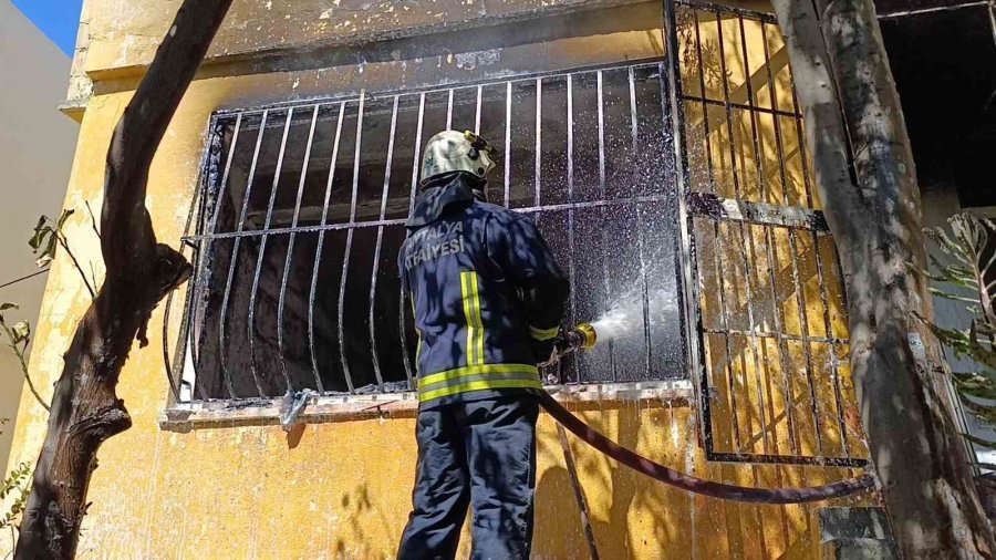 Manavgat’ta 2 Katlı Evde Çıkan Yangın Paniğe Neden Oldu