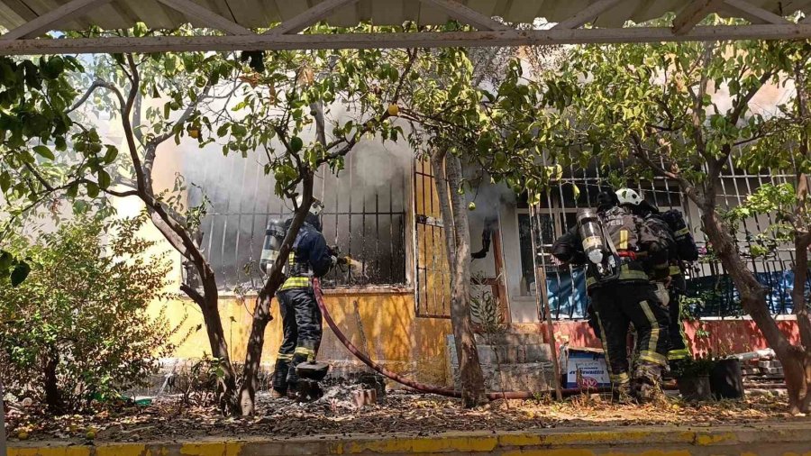 Manavgat’ta 2 Katlı Evde Çıkan Yangın Paniğe Neden Oldu