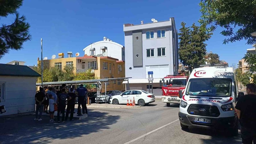 Manavgat’ta 2 Katlı Evde Çıkan Yangın Paniğe Neden Oldu