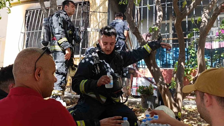 Manavgat’ta 2 Katlı Evde Çıkan Yangın Paniğe Neden Oldu