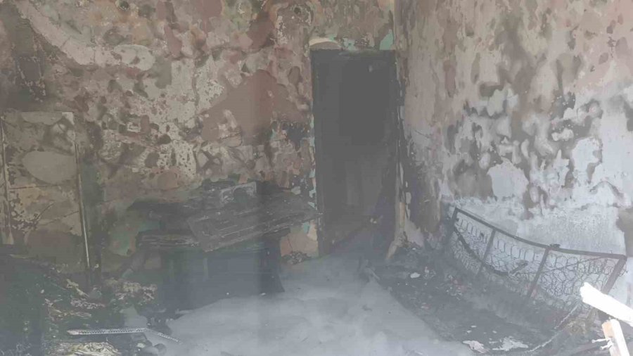 Manavgat’ta 2 Katlı Evde Çıkan Yangın Paniğe Neden Oldu