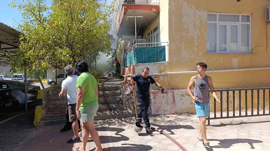 Manavgat’ta 2 Katlı Evde Çıkan Yangın Paniğe Neden Oldu