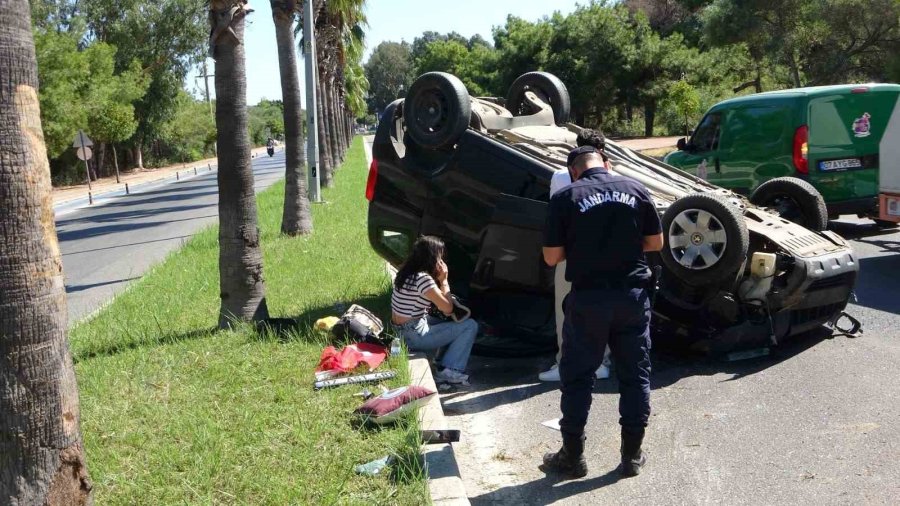 Palmiyeye Çarpan Araç Takla Attı: 2 Yaralı