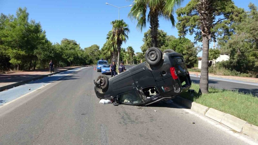 Palmiyeye Çarpan Araç Takla Attı: 2 Yaralı