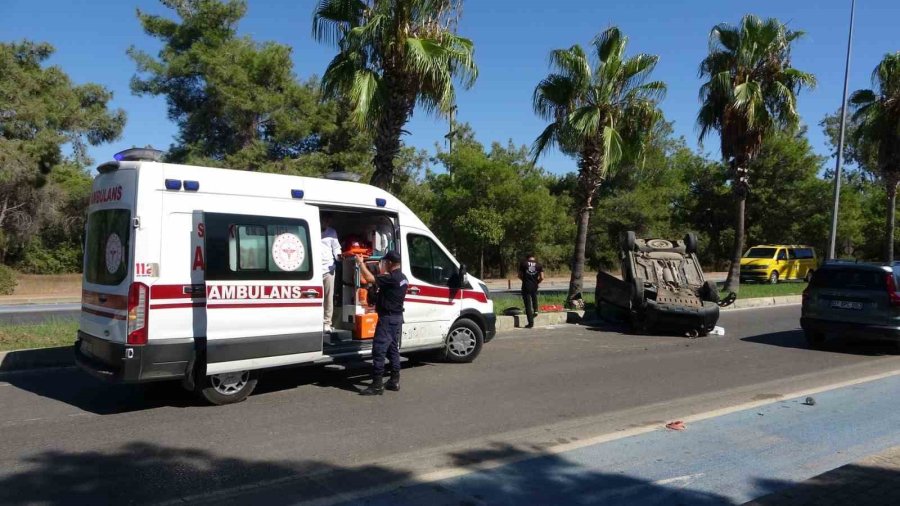 Palmiyeye Çarpan Araç Takla Attı: 2 Yaralı