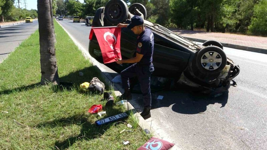 Palmiyeye Çarpan Araç Takla Attı: 2 Yaralı