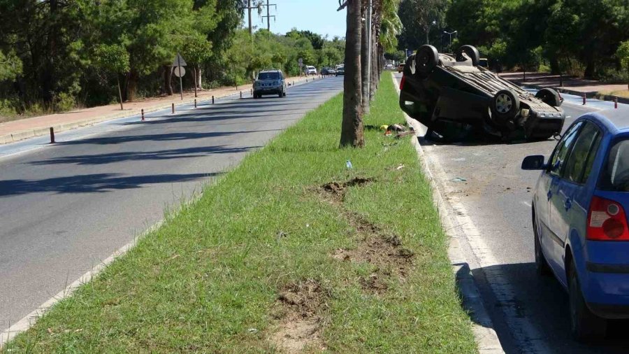 Palmiyeye Çarpan Araç Takla Attı: 2 Yaralı