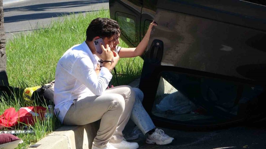 Palmiyeye Çarpan Araç Takla Attı: 2 Yaralı