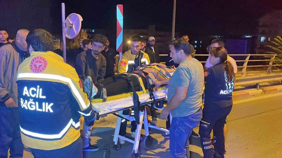 Üst Geçitte Otomobil İle Hafif Ticari Araç Çarpıştı: 1 Yaralı