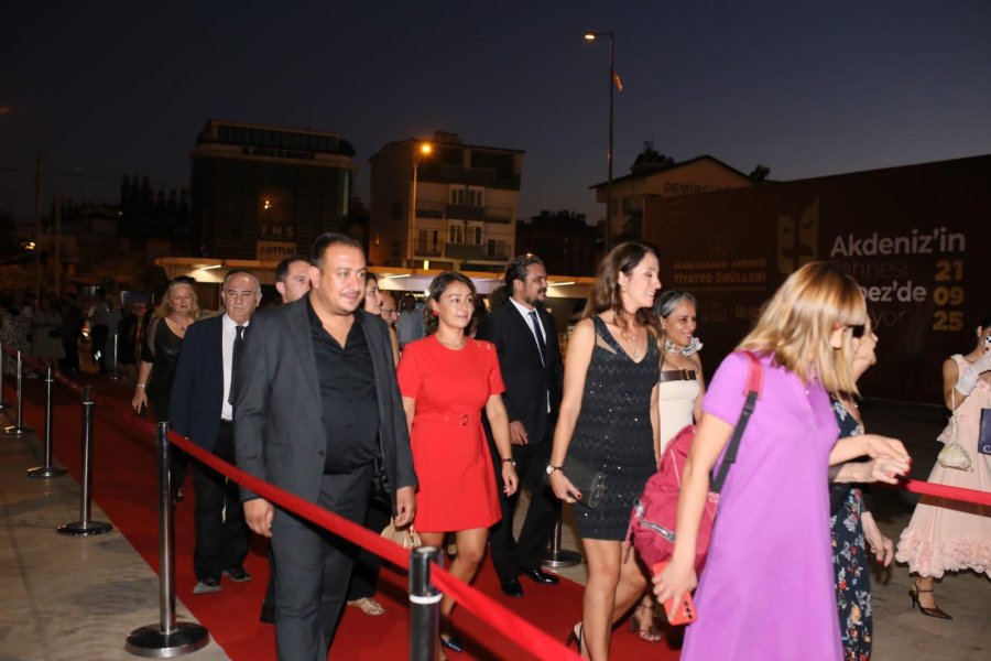 Kepez’in Uluslararası Akdeniz Tiyatro Ödülleri İlk Kez Sahiplerini Buldu