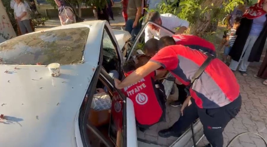 Otomobilde Sıkışan Yaralıyı İtfaiye Erleri Kapıyı Keserek Kurtardı