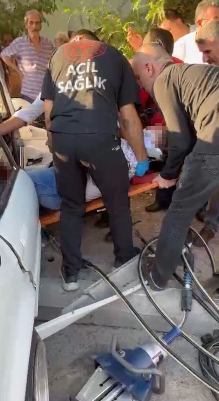 Otomobilde Sıkışan Yaralıyı İtfaiye Erleri Kapıyı Keserek Kurtardı