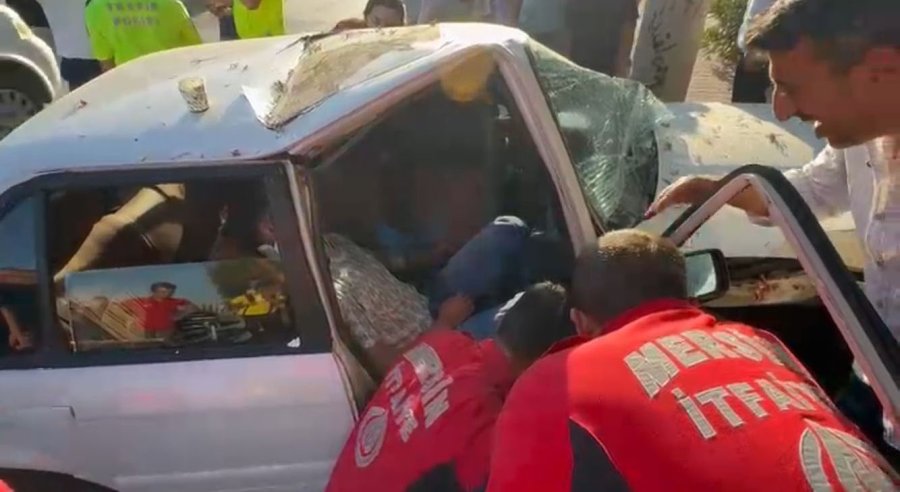 Otomobilde Sıkışan Yaralıyı İtfaiye Erleri Kapıyı Keserek Kurtardı