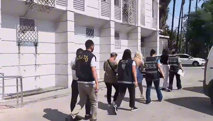 O Anlar Kamerda: Kuyumcuları Sahte Altınla Dolandırdılar, Yakalandılar