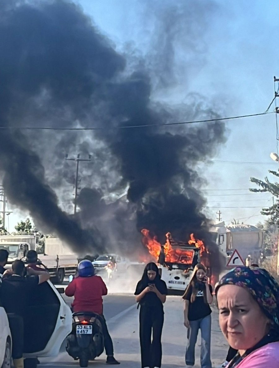 Sürücü Yolcuları Tahliye Etti, Minibüs Alev Alev Yandı